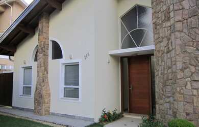 Imagem: A casa em condomínio possui 4 Dormitórios, 3 Suítes, 5 Banheiros