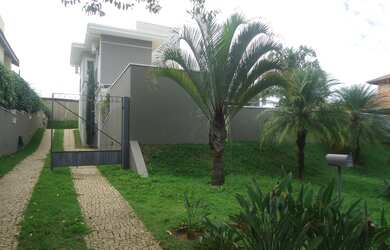 Imagem: A casa em condomínio possui 4 Dormitórios, 2 Suítes, 4 Banheiros