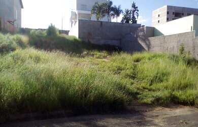 Imagem: O terreno possui 727m² de Área Privada e está localizado