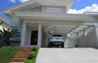 Imagem: A casa possui 3 Dormitórios, 3 Suítes, 4 Banheiros, 2 Vagas