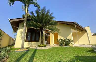 Imagem: A casa possui 4 Dormitórios, 1 Suíte, 2 Banheiros e 4 Vagas