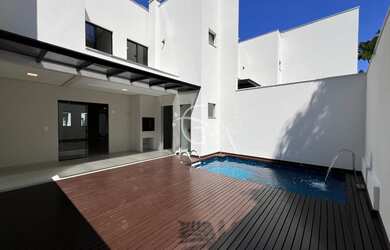 Imagem: A casa possui 3 Dormitórios, 3 Suítes, 5 Banheiros, 3 Vagas