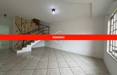 Imagem: A casa possui 3 Dormitórios, 1 Suíte, 3 Banheiros, 2 Vagas