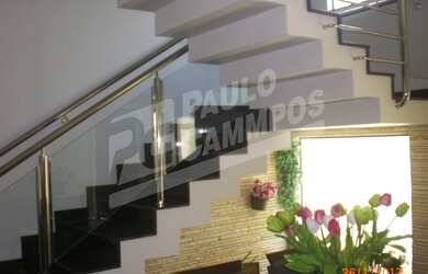 Imagem: A casa possui 5 Dormitórios, 2 Suítes, 4 Banheiros, 3 Vagas