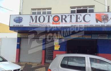 Imagem: A sala comercial possui 2 Banheiros, 1 Vaga na garagem, 220m²