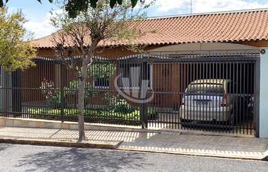 Imagem: A casa possui 3 Dormitórios, 1 Suíte, 2 Banheiros, 5 Vagas