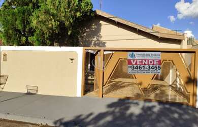 Imagem: A casa possui 3 Dormitórios, 1 Suíte, 2 Banheiros, 4 Vagas