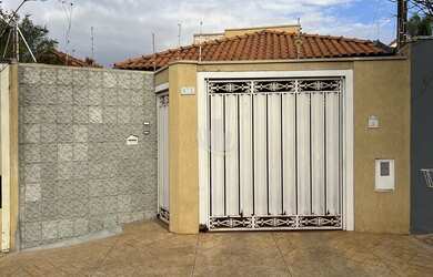 Imagem: A casa possui 3 Dormitórios, 1 Suíte, 2 Banheiros, 2 Vagas