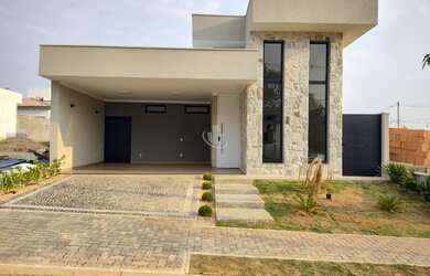 Imagem: A casa em condomínio possui 3 Dormitórios, 3 Suítes, 2 Banheiros