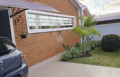 Imagem: A casa possui 3 Dormitórios, 1 Suíte, 2 Banheiros, 3 Vagas