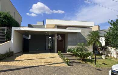 Imagem: A casa em condomínio possui 3 Dormitórios, 3 Suítes, 4 Banheiros