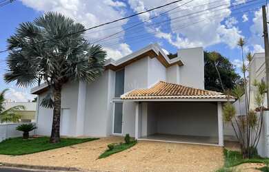 Imagem: A casa em condomínio possui 3 Dormitórios, 2 Suítes, 3 Banheiros