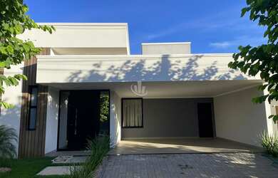 Imagem: A casa em condomínio possui 3 Dormitórios, 1 Suíte, 3 Banheiros