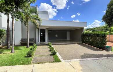 Imagem: A casa em condomínio possui 3 Dormitórios, 3 Suítes, 5 Banheiros