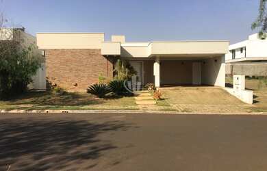 Imagem: A casa em condomínio possui 3 Dormitórios, 3 Suítes, 6 Banheiros