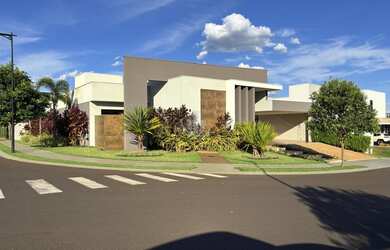 Imagem: A casa em condomínio possui 3 Dormitórios, 3 Suítes, 5 Banheiros