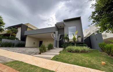 Imagem: A casa em condomínio possui 3 Dormitórios, 3 Suítes, 4 Banheiros