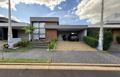 Imagem: A casa em condomínio possui 3 Dormitórios, 1 Suíte, 3 Banheiros