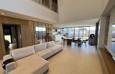 Imagem: A casa em condomínio possui 4 Dormitórios, 4 Suítes, 6 Banheiros