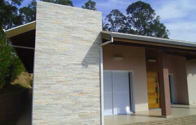 Imagem: A casa em condomínio possui 3 Dormitórios, 3 Suítes, 3 Banheiros