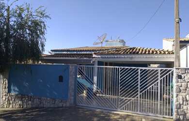 Imagem: A casa possui 3 Dormitórios, 1 Suíte, 2 Banheiros, 2 Vagas