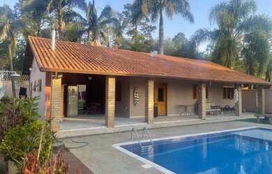 Imagem: A casa possui 5 Dormitórios, 3 Suítes, 5 Banheiros, 6 Vagas