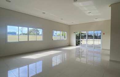 Imagem: O depósito possui 2 Banheiros, 2 Vagas na garagem e 366m²