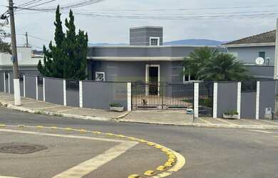 Imagem: A casa possui 3 Dormitórios, 1 Suíte, 2 Banheiros, 2 Vagas