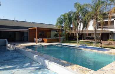 Imagem: A chácara possui 4 Dormitórios, 3 Suítes, 6 Banheiros, 10