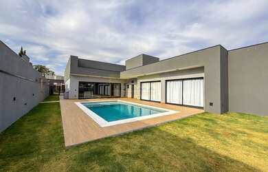 Imagem: A casa em condomínio possui 4 Dormitórios, 4 Suítes, 6 Banheiros