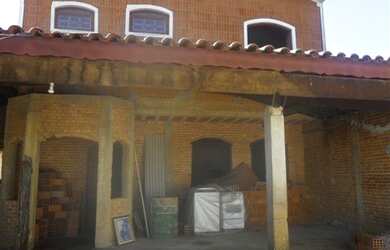 Imagem: A casa possui 3 Dormitórios, 2 Banheiros, 2 Vagas na garagem