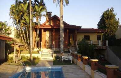 Imagem: A casa em condomínio possui 5 Dormitórios, 2 Suítes, 5 Banheiros