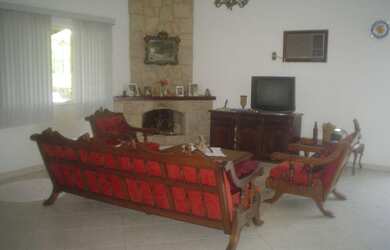 Imagem: A casa possui 3 Dormitórios, 2 Suítes, 2 Vagas na garagem