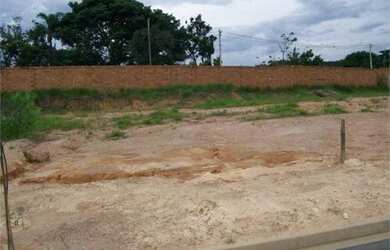 Imagem: O terreno à venda possui e está localizado em Fazenda Santana