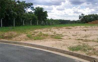 Imagem: O terreno à venda possui e está localizado em Fazenda Santana