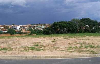 Imagem: O terreno à venda possui e está localizado em Fazenda Santana
