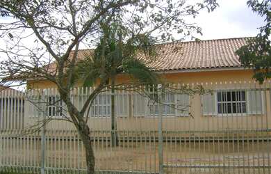 Imagem: A casa possui 4 Dormitórios, 2 Suítes, 2 Vagas na garagem