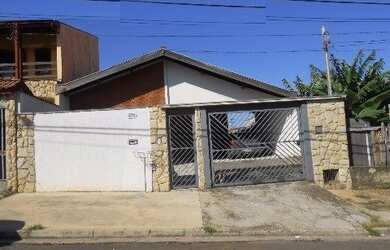 Imagem: A casa possui 3 Dormitórios, 1 Suíte, 3 Banheiros, 3 Vagas