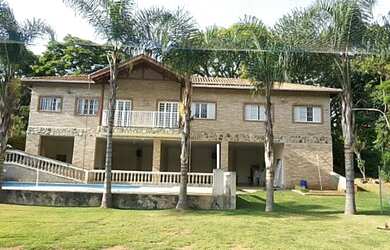 Imagem: A chácara possui 4 Dormitórios, 1 Suíte, 4 Banheiros, 4 Vagas