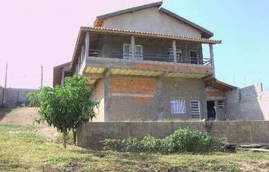 Imagem: A casa possui 3 Dormitórios, 1 Suíte, 2 Banheiros, 3 Vagas