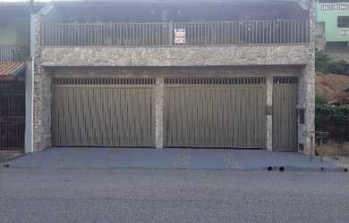 Imagem: A casa possui 3 Dormitórios, 1 Suíte, 3 Banheiros, 4 Vagas