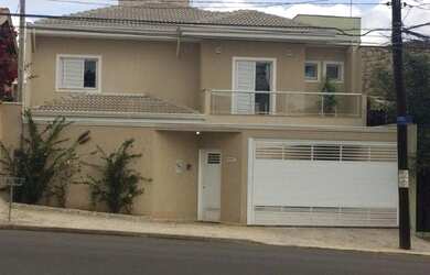 Imagem: A casa possui 4 Dormitórios, 1 Suíte, 3 Banheiros, 300m²