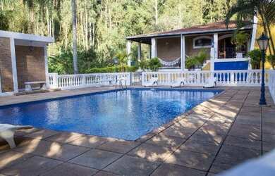 Imagem: A chácara possui 4 Dormitórios, 4 Suítes, 3 Banheiros, 10