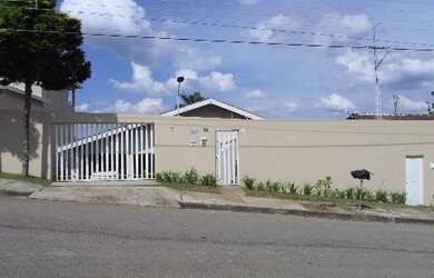 Imagem: A casa possui 4 Dormitórios, 1 Suíte, 5 Banheiros, 4 Vagas