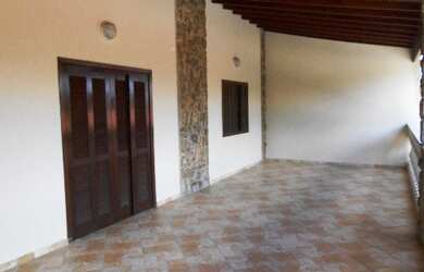 Imagem: A casa possui 3 Dormitórios, 1 Suíte, 1 Banheiro, 2 Vagas