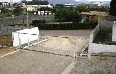 Imagem: O depósito possui 8 Banheiros, 21.790m² de Área e está