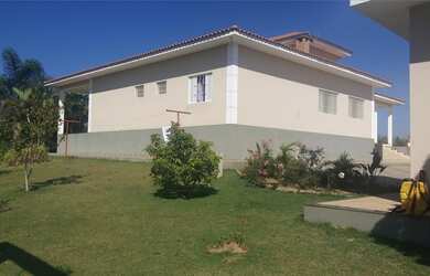 Imagem: A chácara possui 4 Dormitórios, 3 Suítes, 4 Banheiros, 8