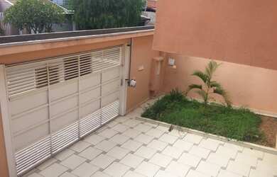 Imagem: A casa possui 3 Dormitórios, 1 Suíte, 3 Banheiros, 6 Vagas