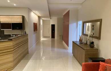 Imagem: A casa possui 3 Dormitórios, 1 Suíte, 3 Banheiros, 4 Vagas