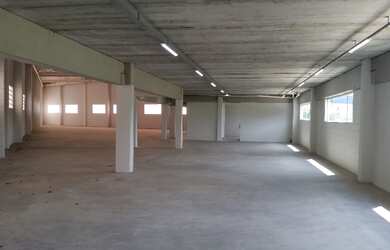 Imagem: O depósito possui 4 Banheiros, 8 Vagas na garagem, 1.800m²